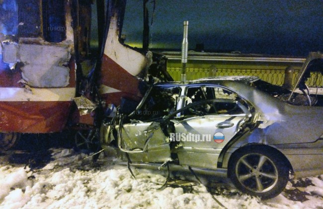 В Петербурге водитель и пассажир сгорели в огне после ДТП с трамваем