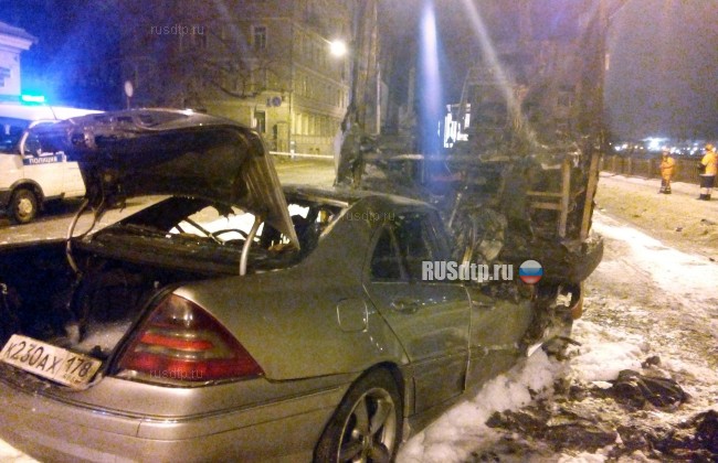 В Петербурге водитель и пассажир сгорели в огне после ДТП с трамваем