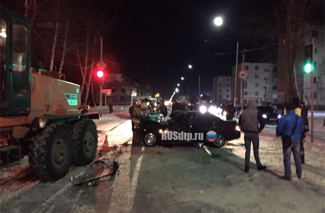 В Чапаевске при столкновении &laquo;Приоры&raquo; с автогрейдером погибли два человека