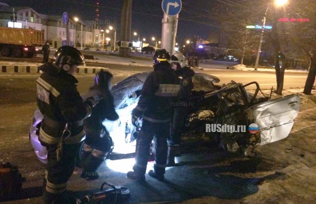 В Иркутске женщина за рулем врезалась в погрузчик. Погибла пассажирка