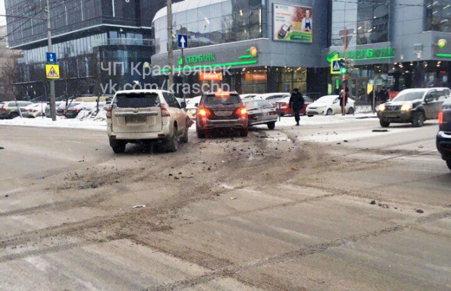 ВИДЕО: в Красноярске водитель «Лады» разбил два дорогих внедорожника