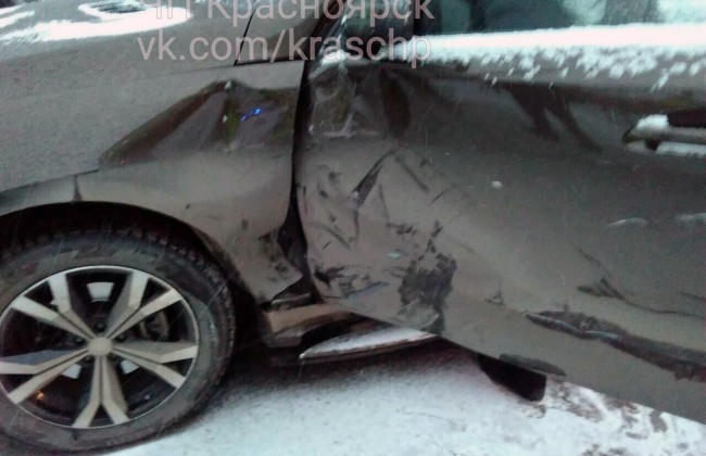 ВИДЕО: в Красноярске водитель «Лады» разбил два дорогих внедорожника