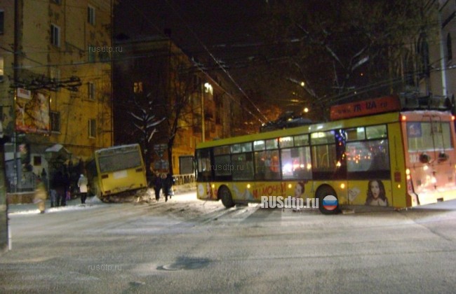 Автобус и троллейбус столкнулись в Перми