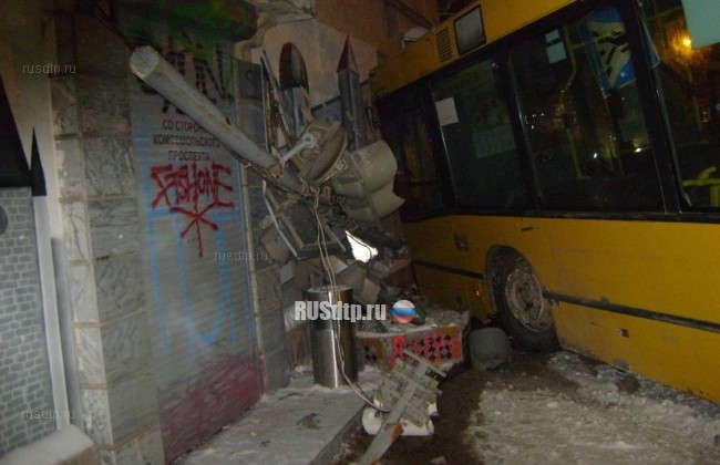 Автобус и троллейбус столкнулись в Перми