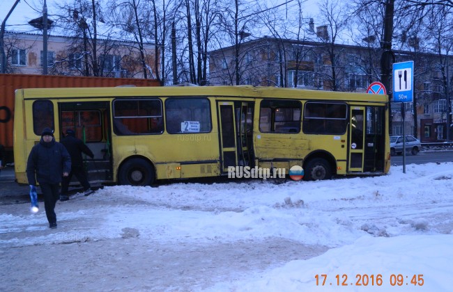 Автобус и фура столкнулись утром в Вышнем Волочке