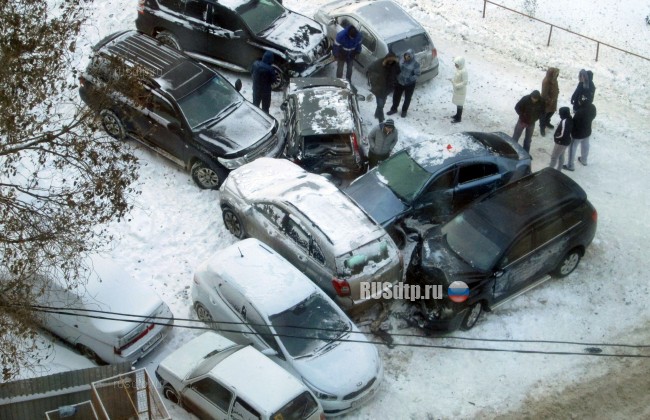 В Самаре пьяный водитель разбил 8 машин во дворе