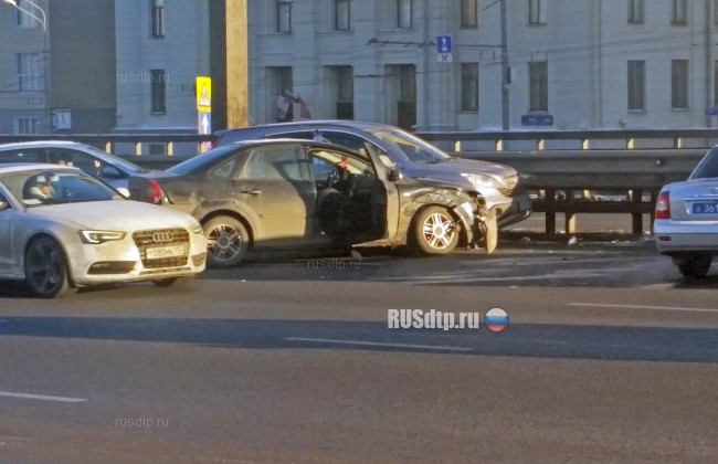 Умерший за рулем водитель устроил ДТП на проспекте Мира в Москве