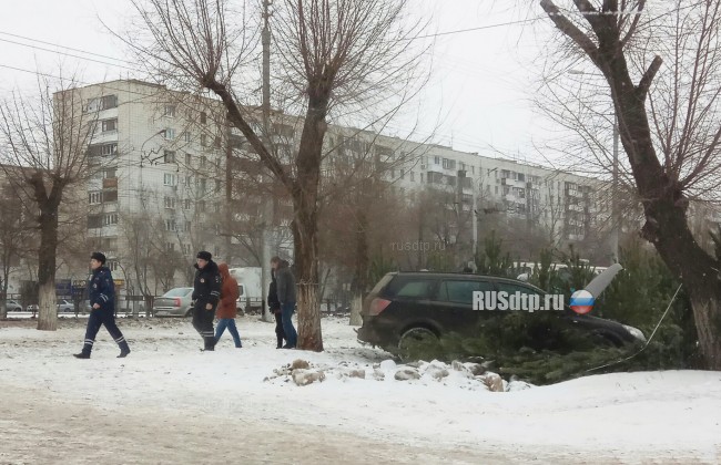 В Волгограде в результате ДТП автомобиль въехал в ёлочный базар
