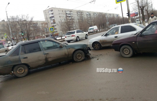 В Волгограде в результате ДТП автомобиль въехал в ёлочный базар