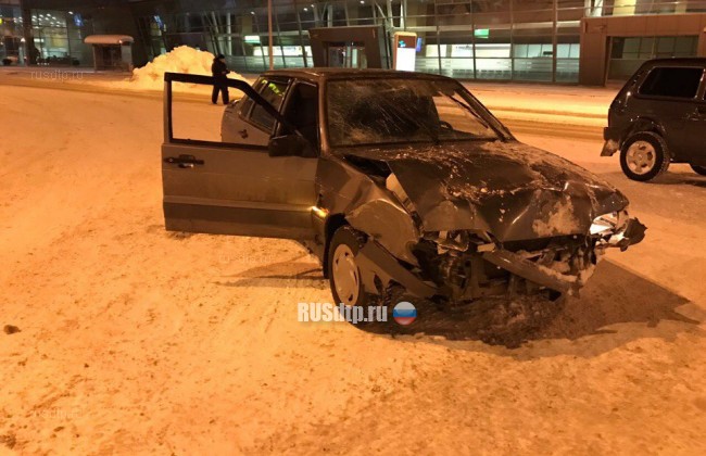 В Казани пьяный водитель на автомобиле въехал в здание аэропорта