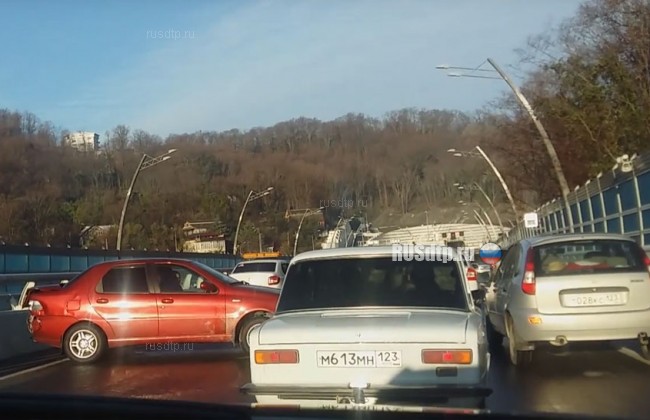 ВИДЕО: 8 автомобилей столкнулись на дублере Курортного проспекта в Сочи