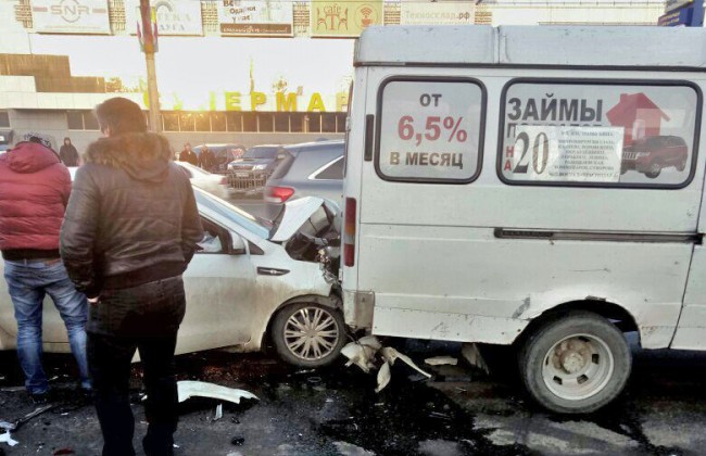 В Краснодаре из-за неадекватного водителя автомобиль врезался в остановку с людьми