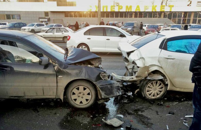 В Краснодаре из-за неадекватного водителя автомобиль врезался в остановку с людьми