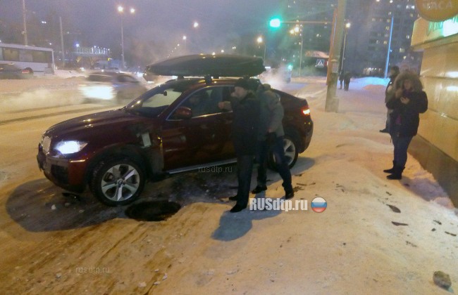 В Кемерове адвокат на BMW врезался в остановку и насмерть сбил женщину