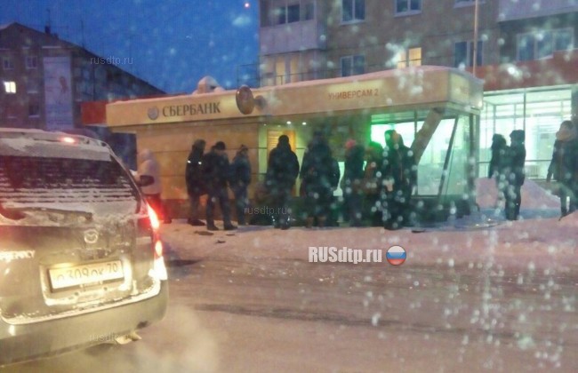 В Кемерове адвокат на BMW врезался в остановку и насмерть сбил женщину