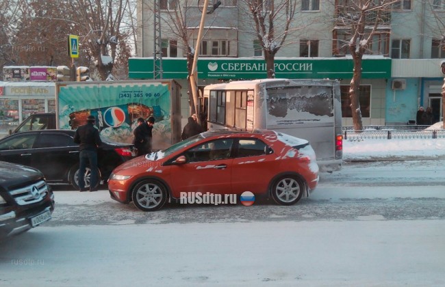 ВИДЕО: в Екатеринбурге автобус врезался в столб
