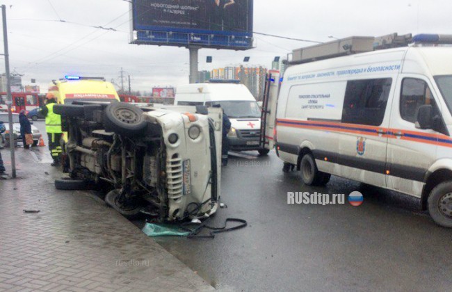 В Петербурге грузовик опрокинулся на троих пешеходов