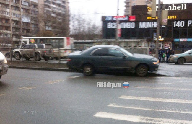 В Петербурге грузовик опрокинулся на троих пешеходов
