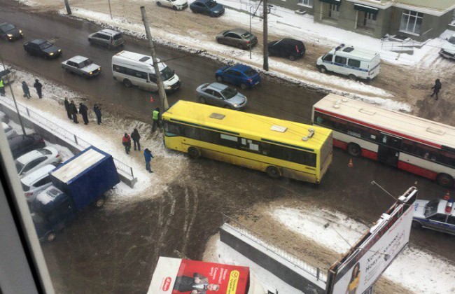 В Пензе автобус врезался в столб, уходя от столкновения с автомобилем