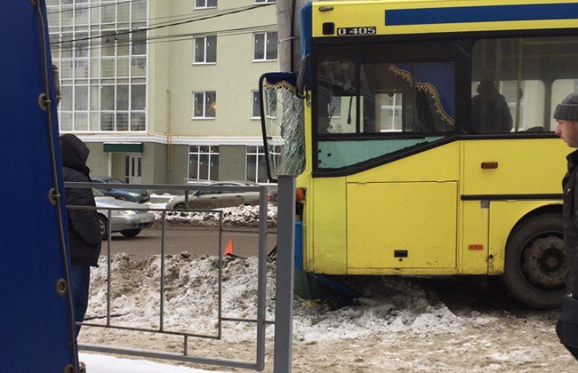 В Пензе автобус врезался в столб, уходя от столкновения с автомобилем