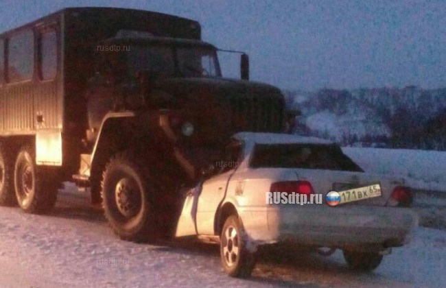 На Сахалине грузовик Урал смял Тойоту. Погибли 4 человека