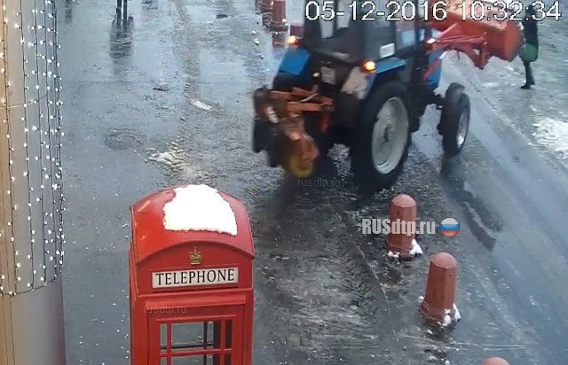 В Санкт-Петербурге водитель трактора сбил женщину. Видео