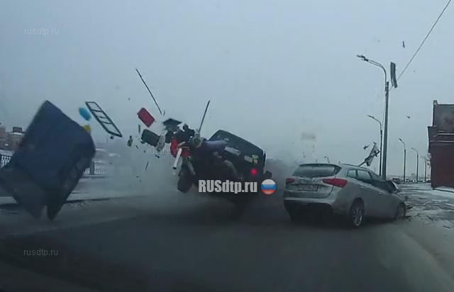 Видеокадры ДТП на Октябрьской набережной в Санкт-Петербурге