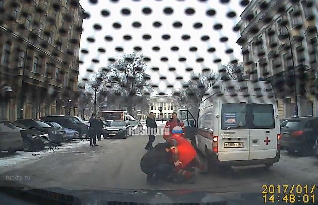 В Петербурге водитель «Мерседеса» с ножом напал на бригаду скорой помощи