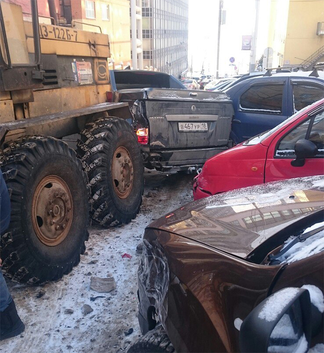 В Ижевске трактор без тормозов повредил 8 автомобилей