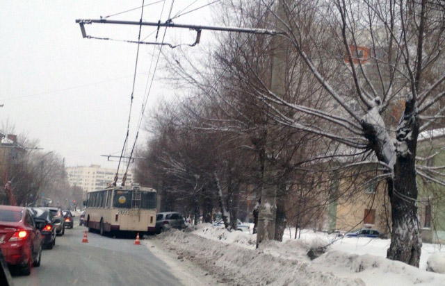 Несколько автомобилей и троллейбус столкнулись в Челябинске