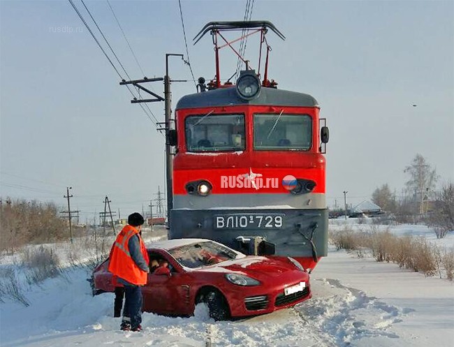 «Porsche Panamera» столкнулся с поездом в Самарской области