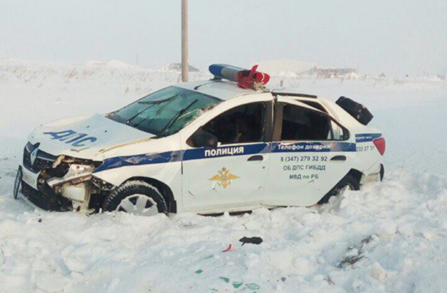 В Башкирии автомобиль ДПС вылетел с дороги