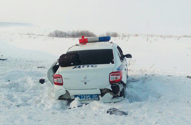 В Башкирии автомобиль ДПС вылетел с дороги