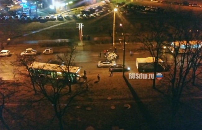 Два человека погибли в ночном ДТП с автобусом в Петербурге