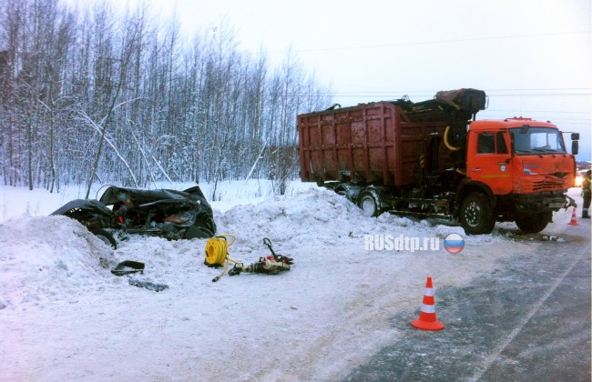 Под Нижневартовском КАМАЗ смял «Шевроле Нива» с людьми