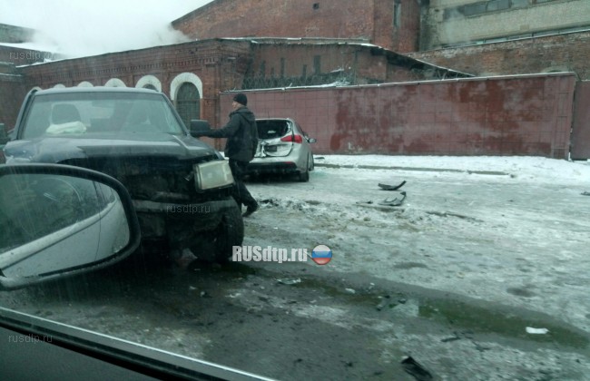 Видеокадры ДТП на Октябрьской набережной в Санкт-Петербурге