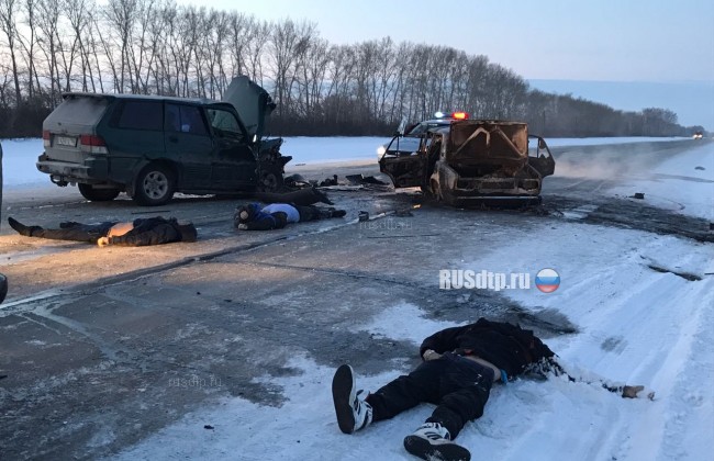 Три человека погибли в утреннем ДТП в Новосибирской области