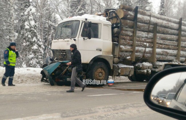 ВАЗ-21099 разорвало на части от столкновения с лесовозом на Восточном обходе Перми