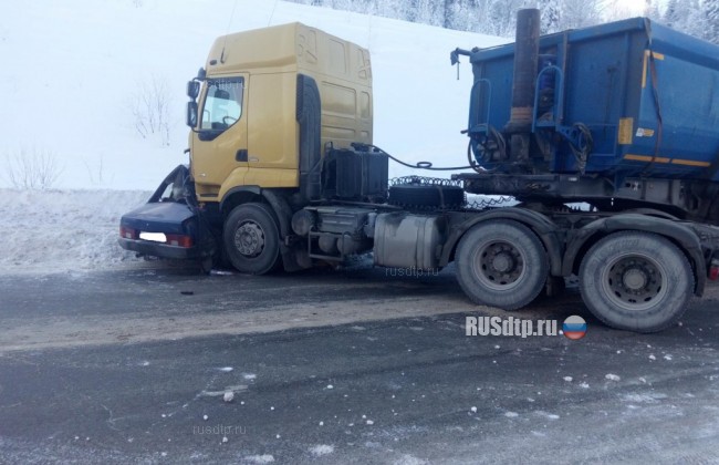 В Пермском крае водитель легковушки погиб под встречным тягачом