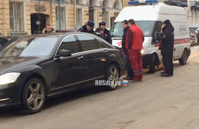 В Петербурге водитель «Мерседеса» с ножом напал на бригаду скорой помощи