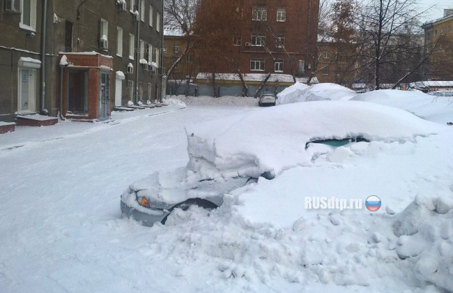 В Новосибирске грузовик проехал по капоту автомобиля