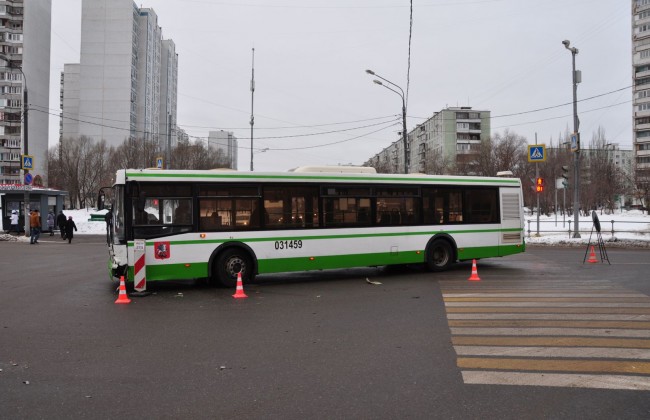 В Москве в результате ДТП автомобиль сбил коляску с ребенком