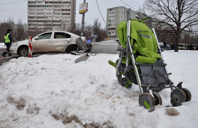 В Москве в результате ДТП автомобиль сбил коляску с ребенком