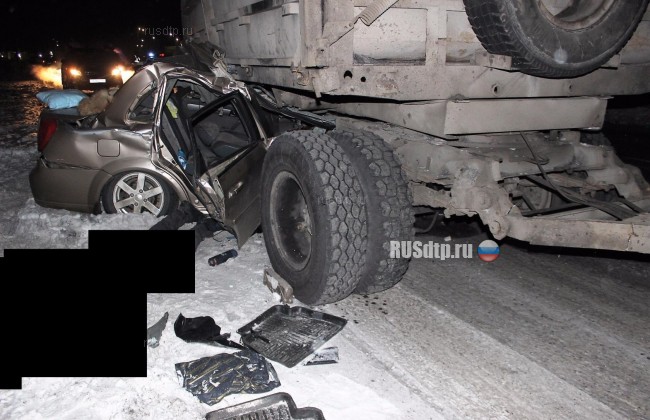 В Кемеровской области легковушка оказалась под прицепом. Погиб водитель