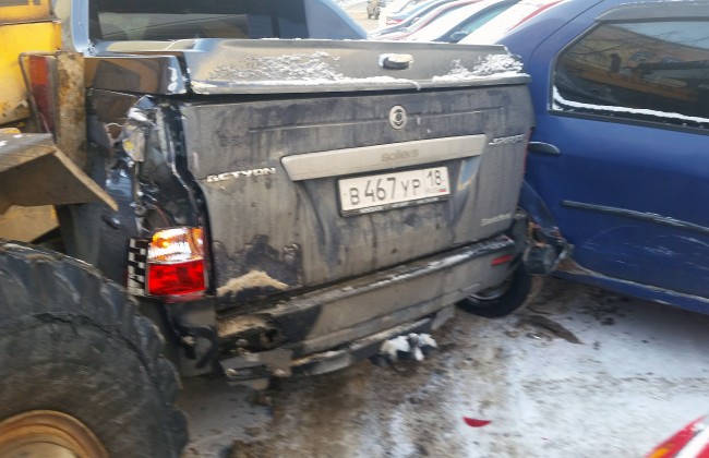 В Ижевске трактор без тормозов повредил 8 автомобилей
