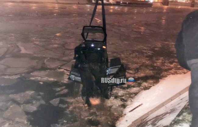 В Москве инспектор ДПС спас женщину из тонущей машины
