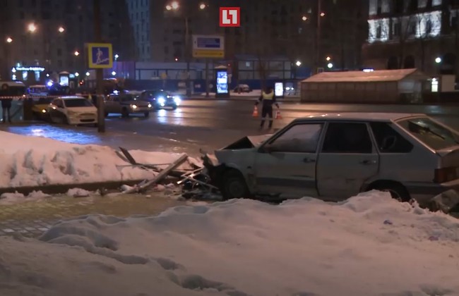 Автомобиль сбил четырех человек, врезавшись в остановку на Кутузовском проспекте