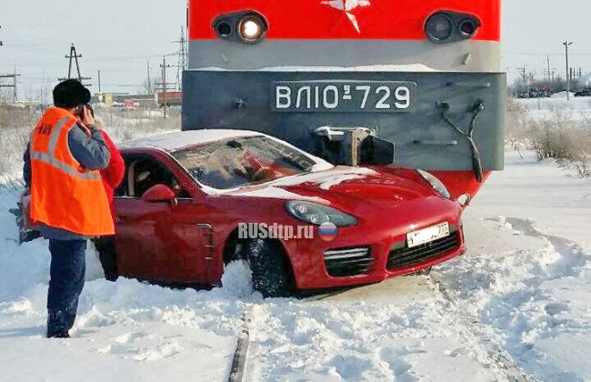 «Porsche Panamera» столкнулся с поездом в Самарской области