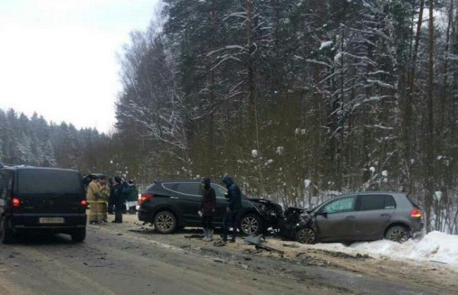 Три автомобиля столкнулись на автодороге в Рязанской области