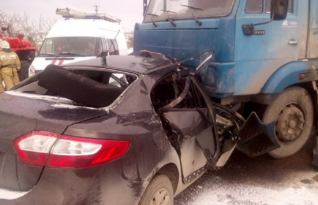 На Кубани 50-летний мужчина на Renault влетел в КамАЗ и погиб